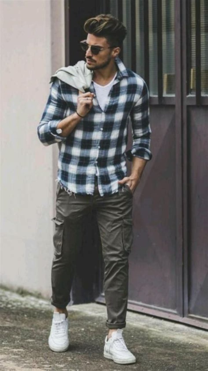 What shirts go with checkered shorts?