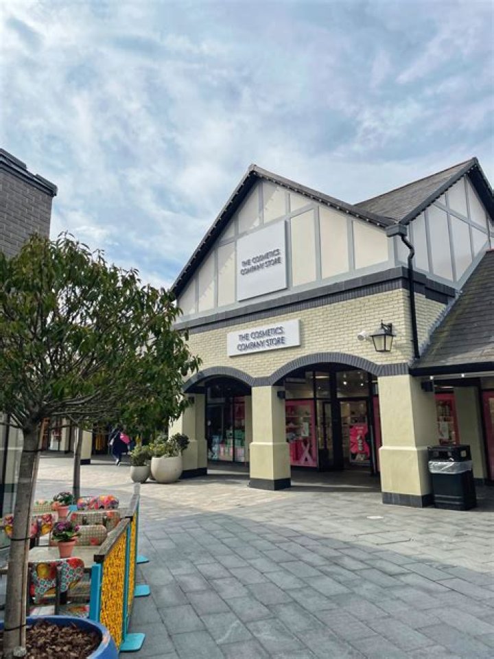 What shops are at Cheshire Oaks Outlet Village?