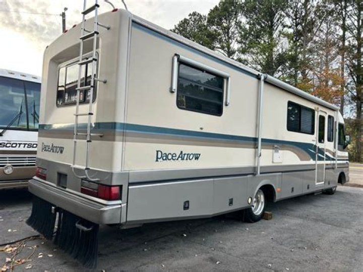 Who makes Pace Arrow RVs?