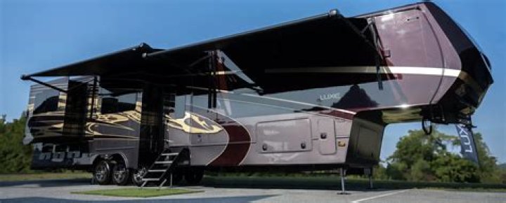 Who makes Wildcat 5th wheel trailers?