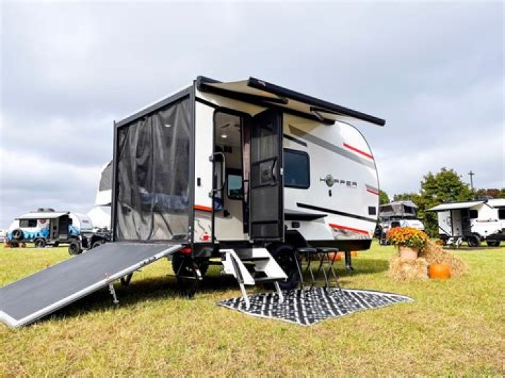 Who manufactures Fleetwood RV?