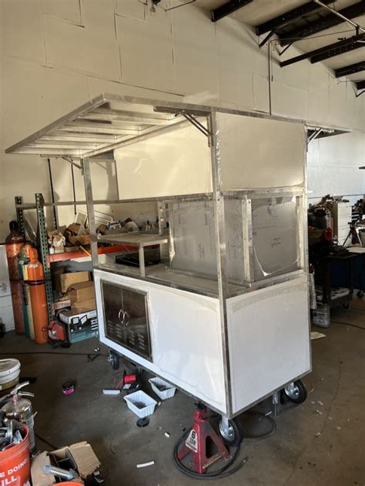 Who manufactures Mallard trailers?